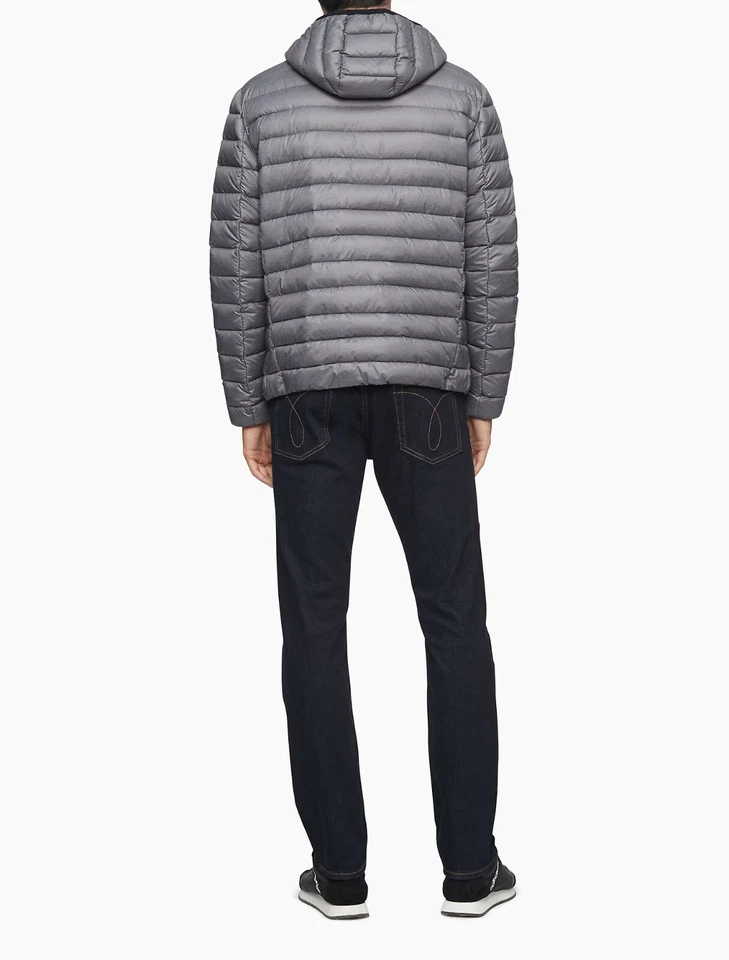 CHAQUETA ABRIGO HOMBRE CALVIN KLEIN CK EMPAQUETABLE PLUMÓN CON CAPUCHA TALLA XXL GRIS CMC18053 Foto 2 de 3