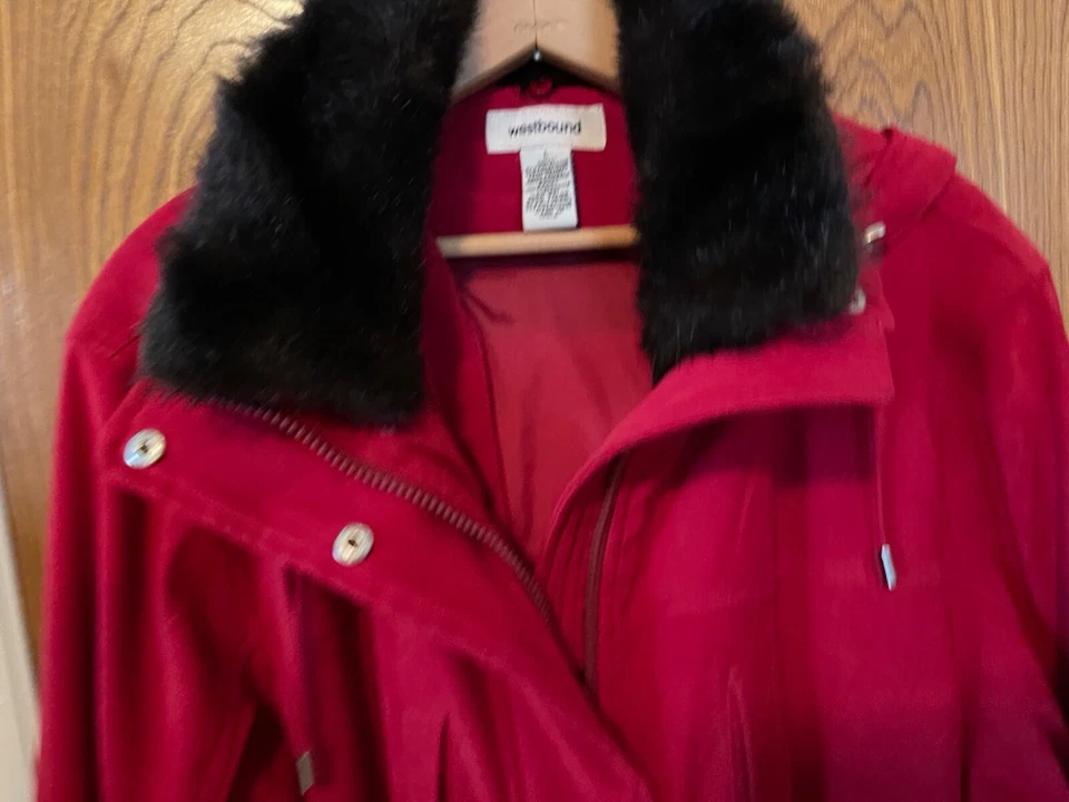 Abrigo Westbound para mujer rojo oscuro cintura ceñida con capucha cuello de piel talla L Foto 4 de 4