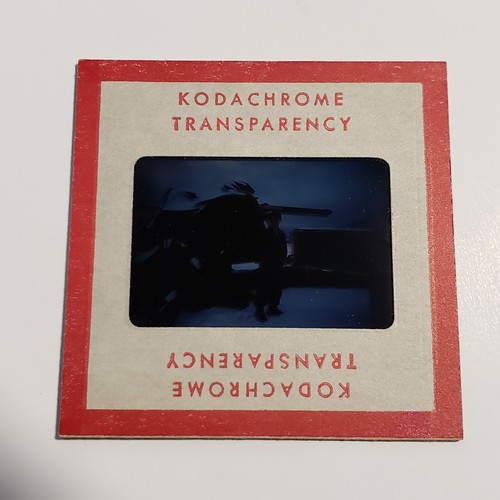 Soldado militar de la Guerra de Corea en la nieve década de 1950 35 mm extensión frontera roja Kodachrome - Imagen 2 de 3