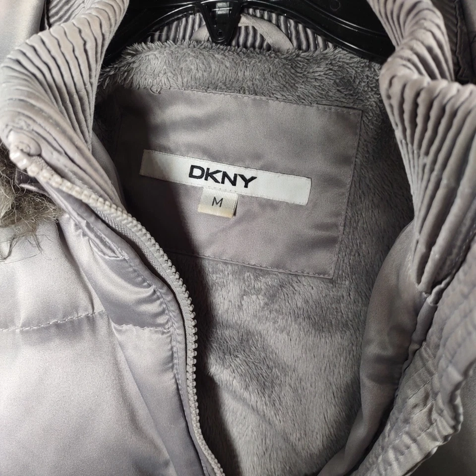 Chaqueta parka acolchada de invierno Dkny con capucha y cinturón de piel sintética ~ talla mediana Foto 4 de 4