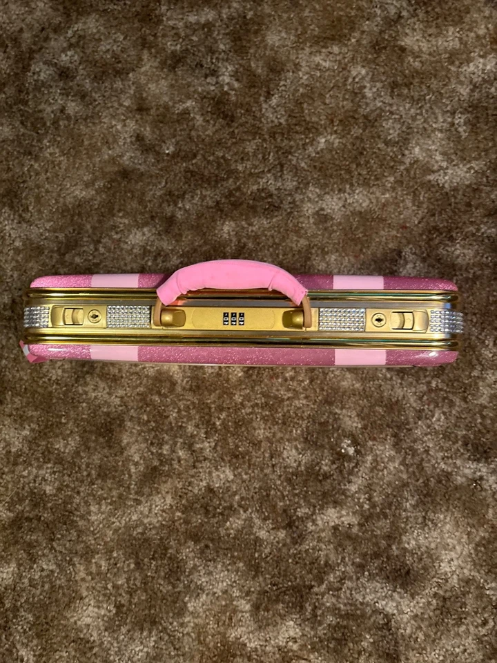 WWE Autografiado Tiffany Strattom Dinero en el Banco Maletín 2024 Foto 4 de 4