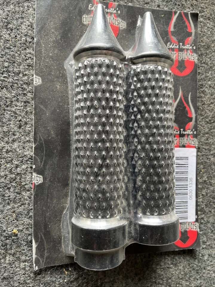 Empuñaduras de corte cruzado anodizadas negras TC768B Select Harley-Davidson Motorcycles Foto 2 de 3