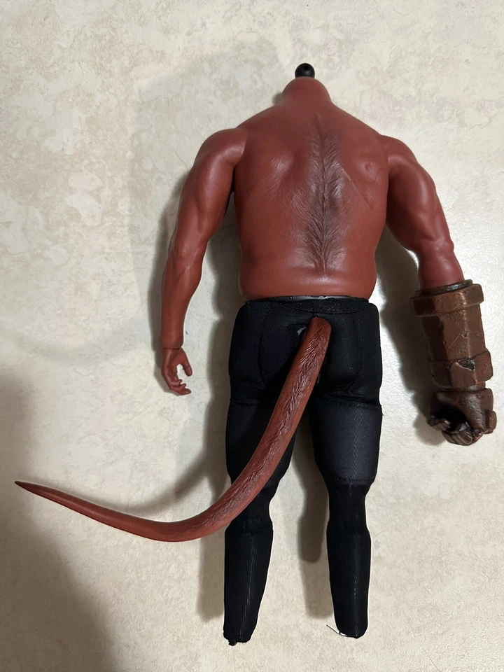 Hot Toys Hellboy MMS527 El cuerpo muscular Foto 2 de 2