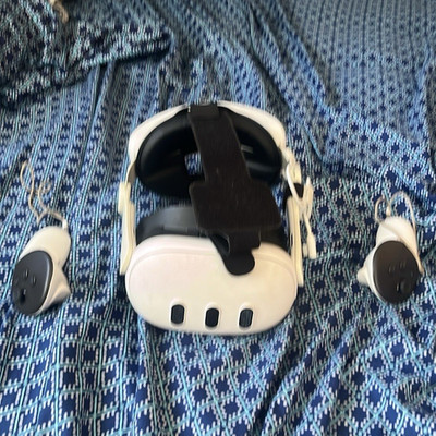 Meta quest 3 with head strap and battery pack basically new everything works