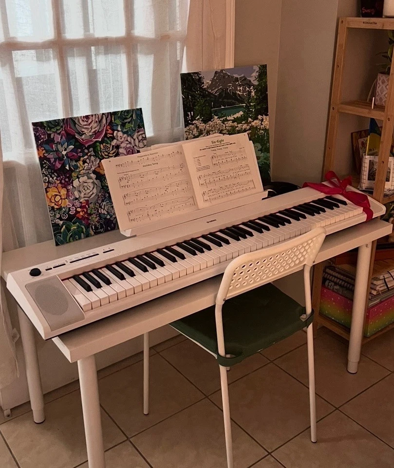 Teclado portátil ligero Yamaha NP32 76 teclas con adaptador de corriente PA130, blanco Foto 2 de 4