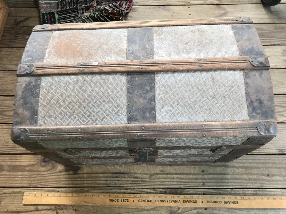 Antiguo baúl con forma de cúpula de zinc 28x19x17 estampado Foto 3 de 4