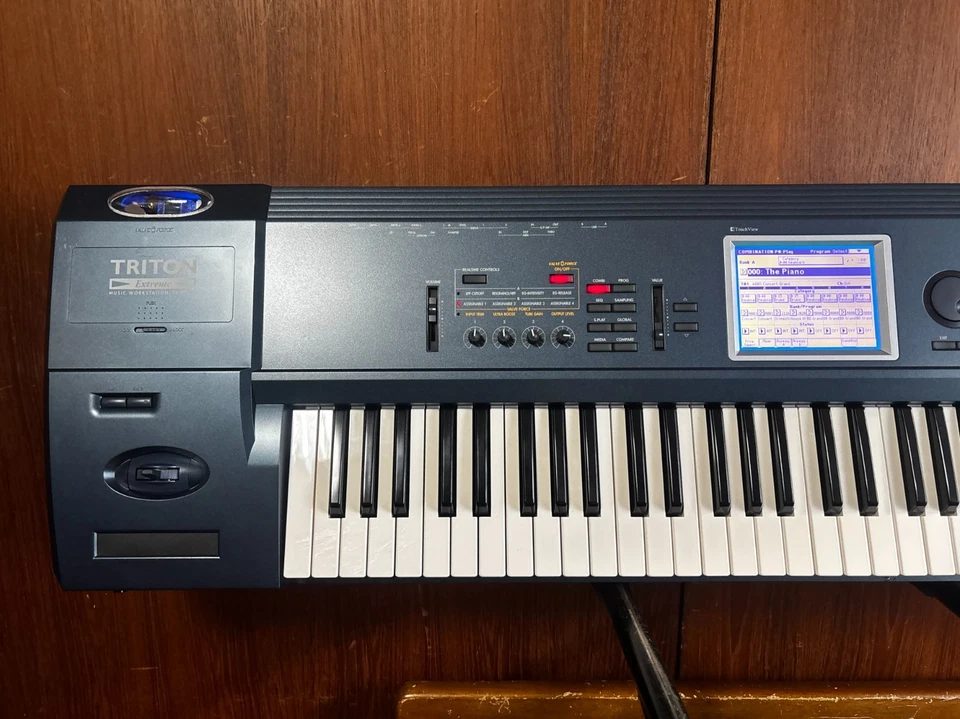 Korg TRITON Extreme 76-Key Music Workstation/Sampler New battery w/ case - Image 2 of 4