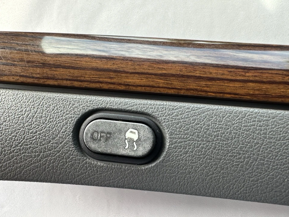 Отделочная панель со стороны водителя для Ford Crown Victoria 1998-2011 годов выпуска серая от оригинального производителя - Изображение 4 из 4