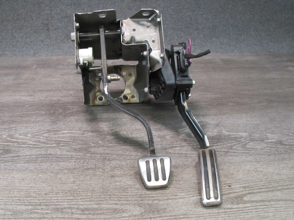 07-10 SATURN SKY M/T TRANSMISSION CLUTCH BRAKE GAS ACCELERATION PEDAL SET OEM - Image 3 of 4