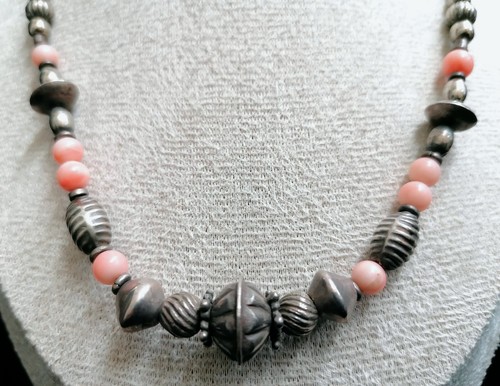 ANTICA RAFFINATA COLLANA ETNICA IN CORALLO ROSA E ELEMENTI DECORATIVI IN ARGENTO - Foto 4 di 24