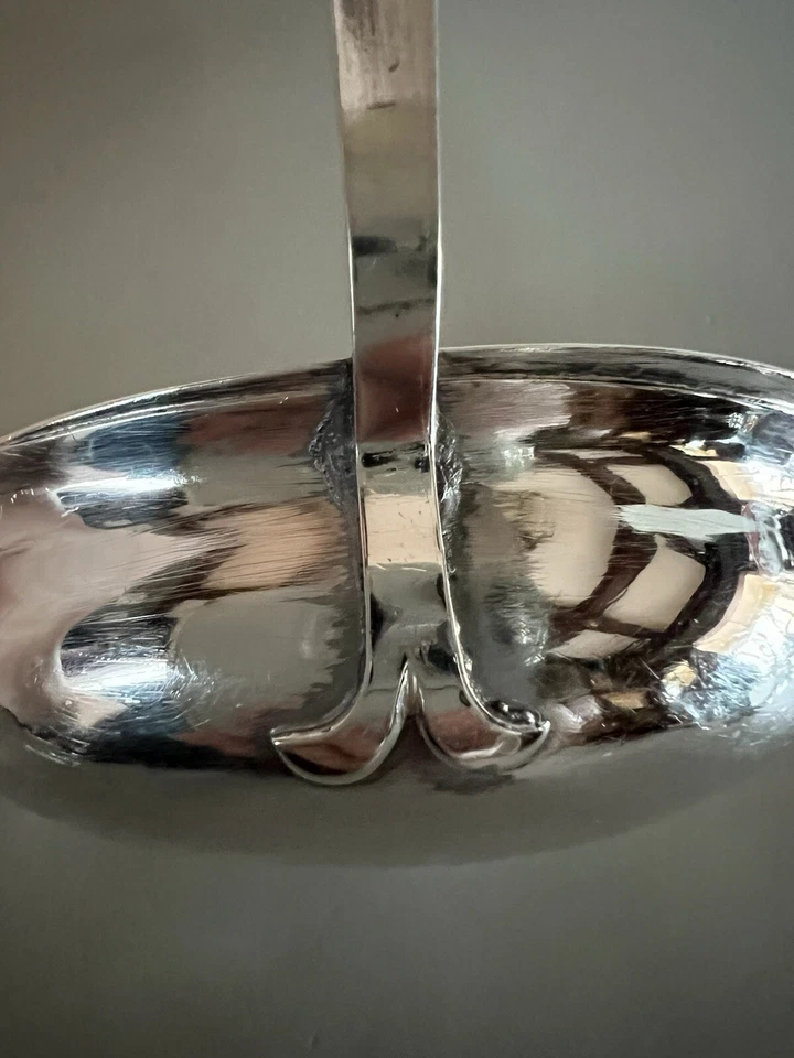 Cucharón pequeño georgiano de plata esterlina con mango de cuerno, Samuel Godbehere, 1800 Foto 4 de 4