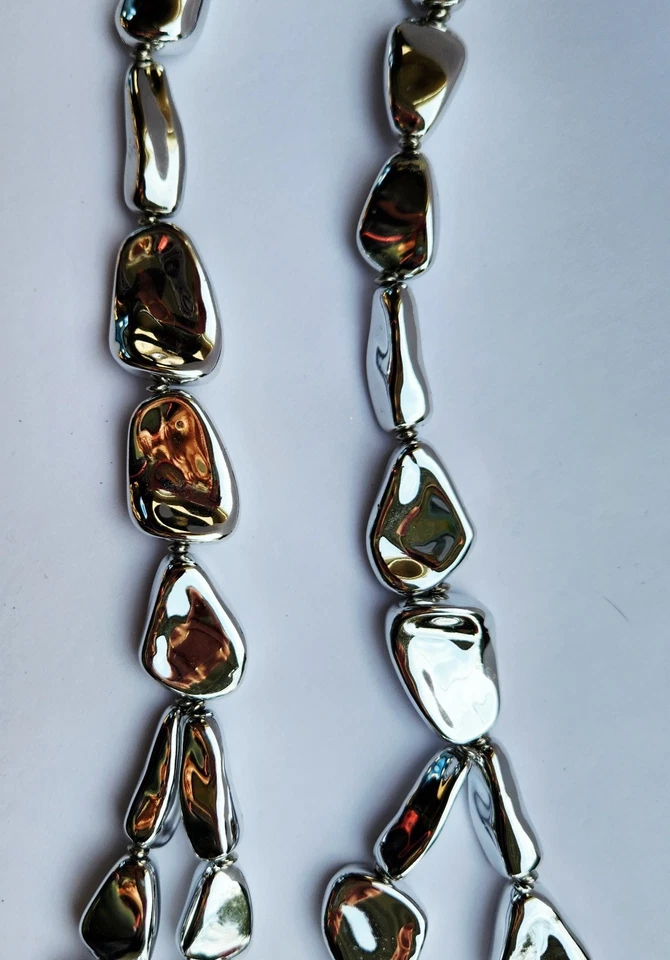 Collar llamativo abstracto tono plata Chicos cuentas huecas irregulares de alto brillo Foto 3 de 4