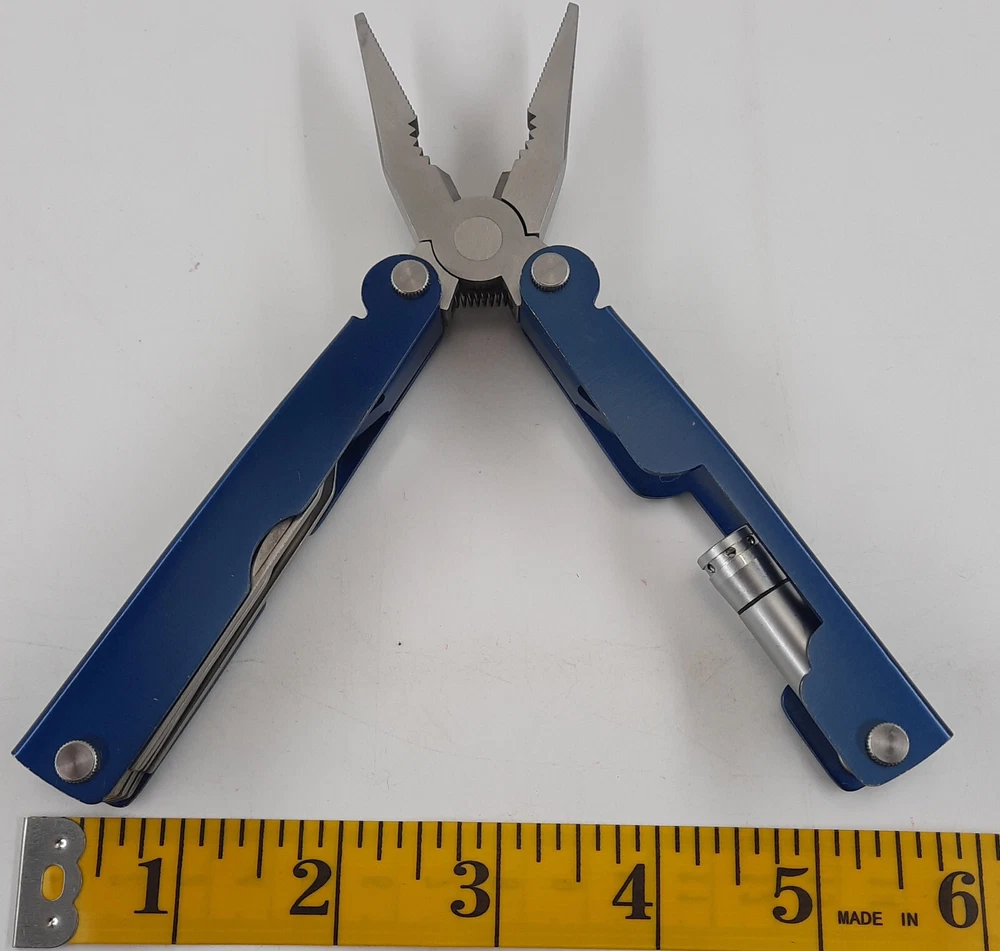 Multi Tool Unbranded, Pliers & Knives, Light is Untested, Rancher and Saw Blades