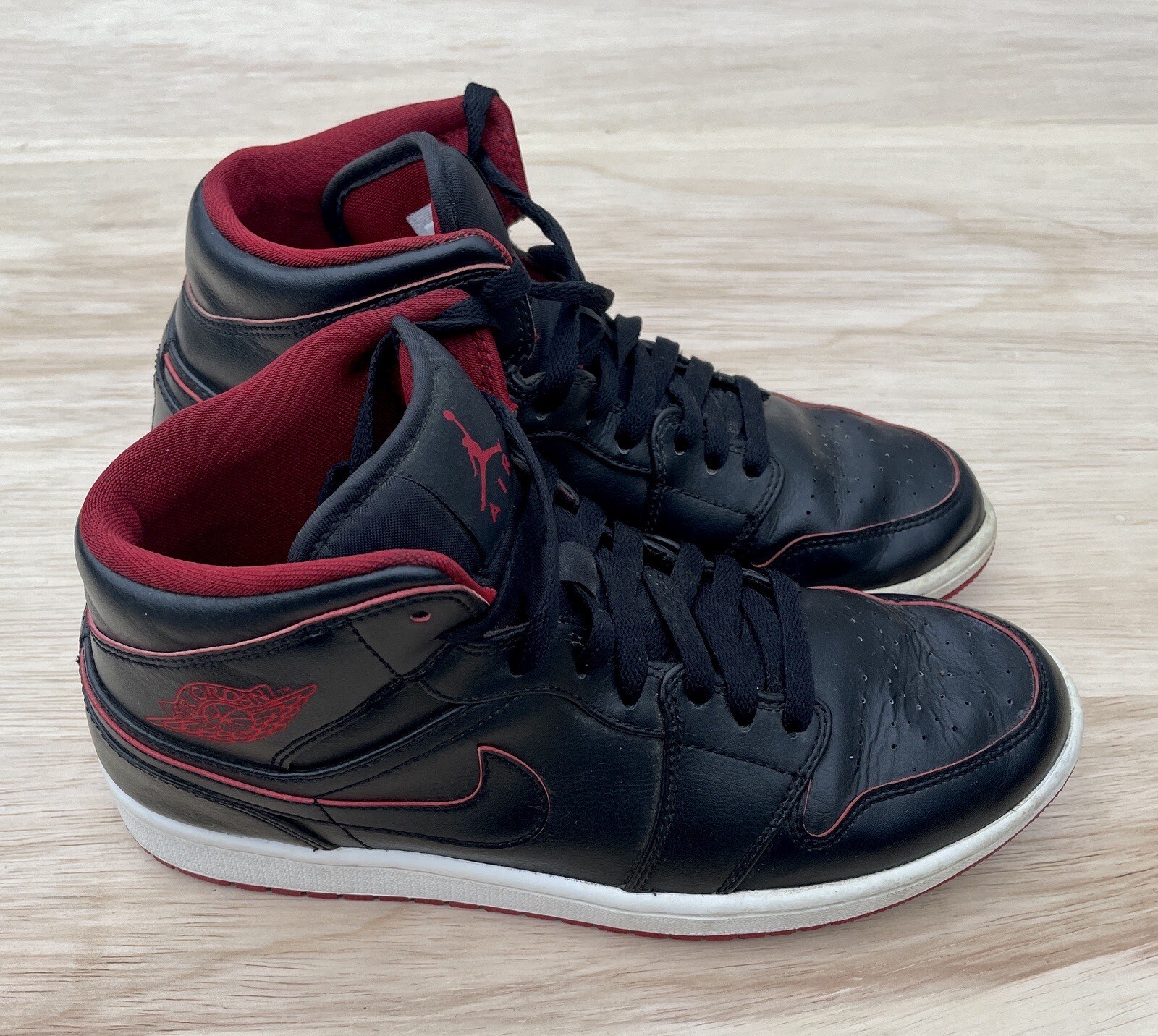 Jordan 1 Mid Black Red Sz. 8.5 GS 554724-028 Sneaker Shoes 2015 Nike Air