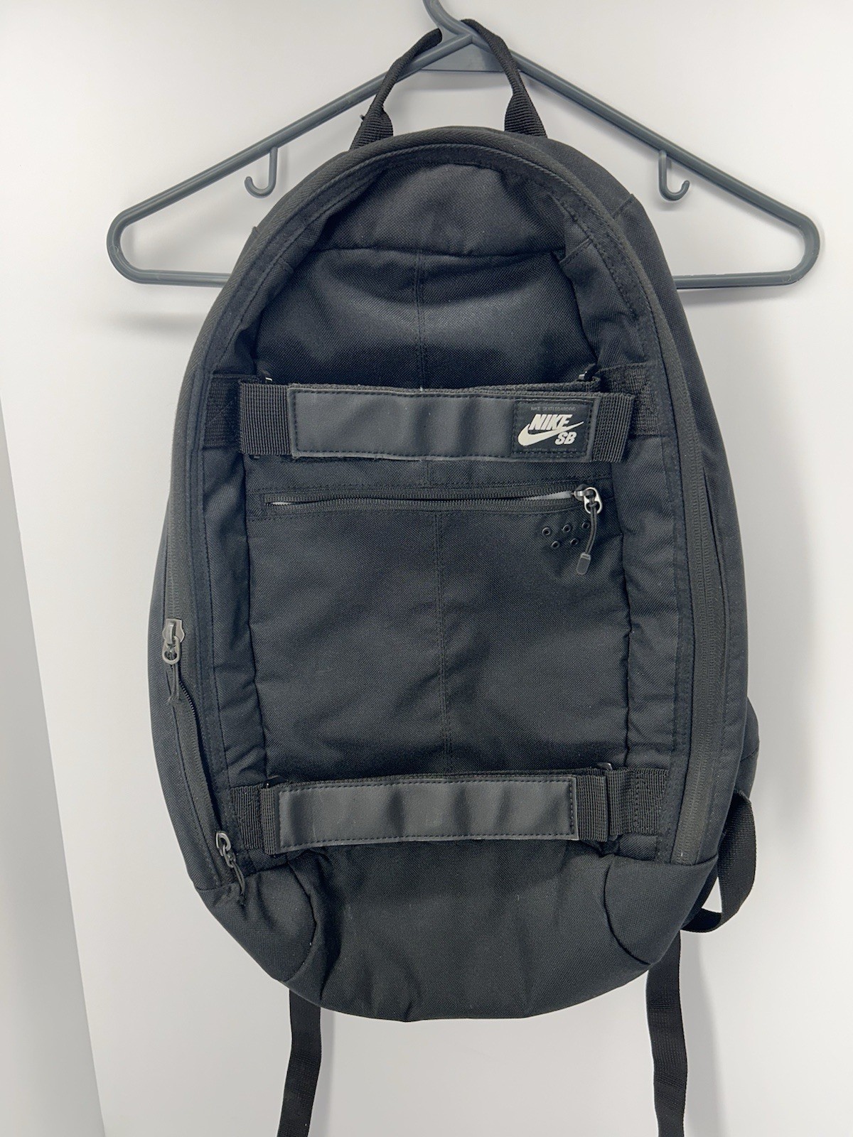 Nike SB Triple Black Courthouse Backpack Skateboard Holder Great Shape A+
