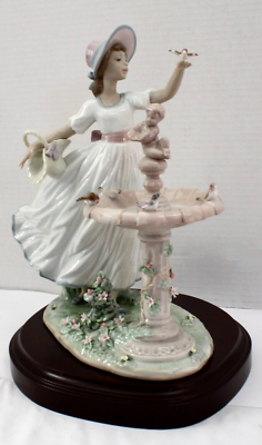 Lladro SPRING JOY by Regino Torrijos. Girl Holds Bird @ Bird Bath