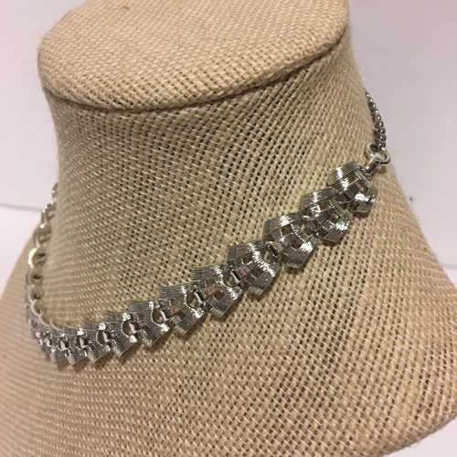 Collana girocollo minimalista geometrica incernierata argento delicato Dea piccola - Foto 6 di 6