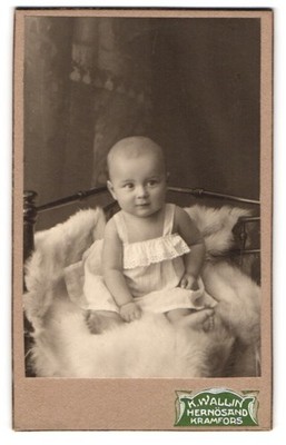 Photograph K. Wallin, Hernösand, Norra Kyrkogatan 136, sweet toddler on white 