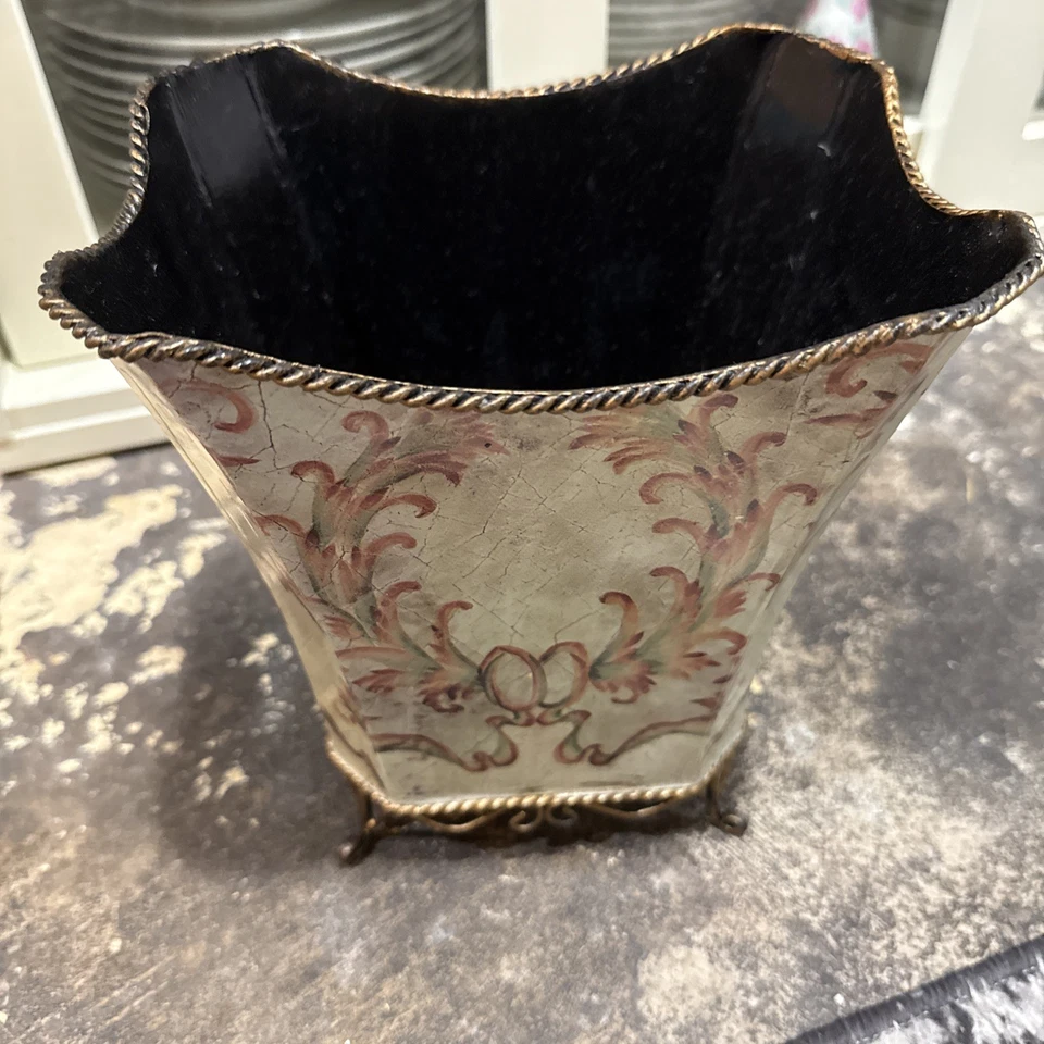 Maceta de tamaño mediano pequeña cesta de residuos bronceada dorada y verde con estampado floral Foto 4 de 4