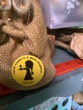 Poupée en toile de jute, 6 pouces avec étiquette. Bain fait main Angleterre.
