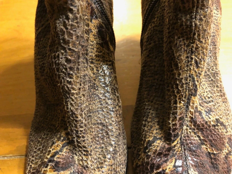 Botas al tobillo Fioni para mujer con estampado de piel de serpiente, punta puntiaguda, tacones, cremallera lateral, talla 6 Foto 4 de 4