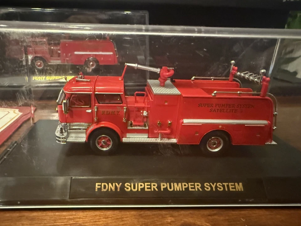 Código 3 Modelo FDNY Mack Super Pumper Colección 5 Motores Montaje en Pared  Foto 2 de 4