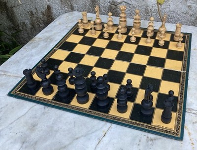 Vintage Schachspiel Figuren aus gedrechseltem Holz in Schachtel