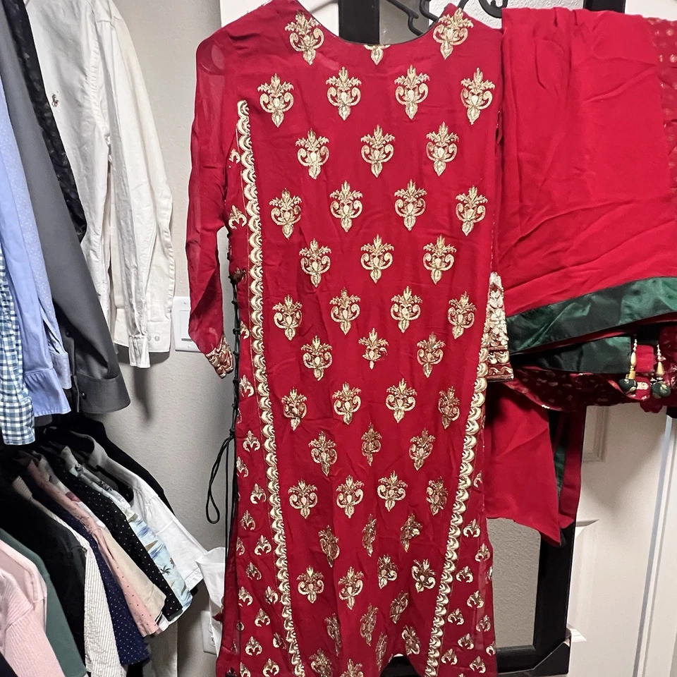 Hermoso Conjunto de Traje de Tela de Algodón de Diseñador Estampado Color Rojo Anarkali 3 Piezas Foto 3 de 4