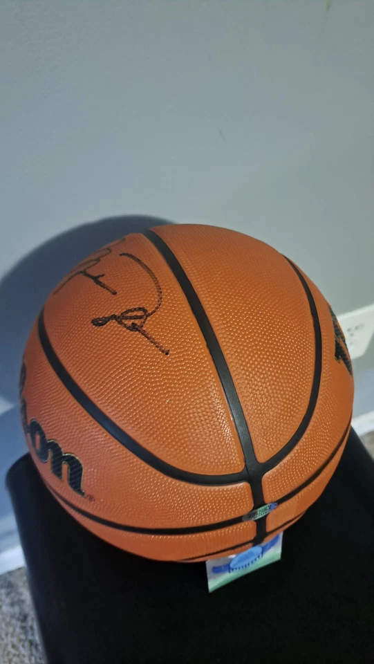 Baloncesto firmado por Michael Jordan certificado. Foto 4 de 4