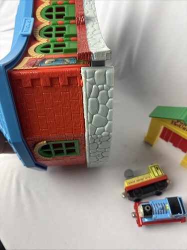 '02 Thomas Train & Friends Take Along Play Roundhouse Station 2 Die Cast Trains - Bild 10 von 14