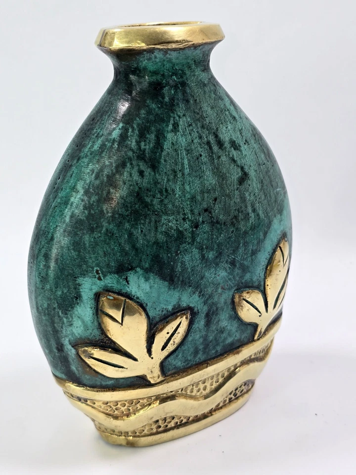 Jarrón turquesa Brasd macizo. Motivos de hojas en relieve 7 pulgadas 4 libras. Excelente estado. Foto 2 de 4