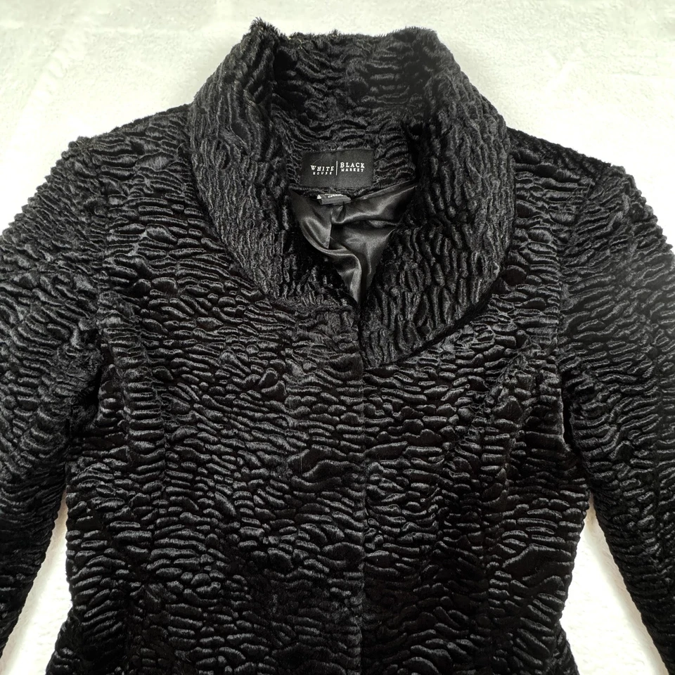 Abrigo largo forrado de felpa texturizado negro XXS White House Black Market para mujer Foto 2 de 4