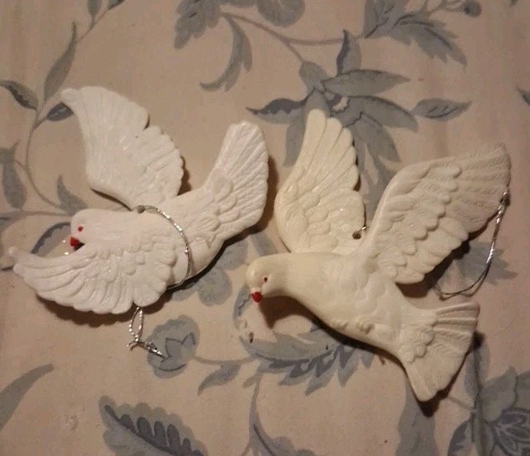 VTG Lot Of 2 Plastic Doves Christmas Holiday  Peace Ornament Made In Hong Kong
