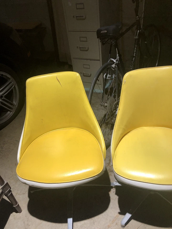 +2Este es un par de sillas giratorias vintage modernas de vinilo amarillo de mediados de siglo Foto 3 de 4