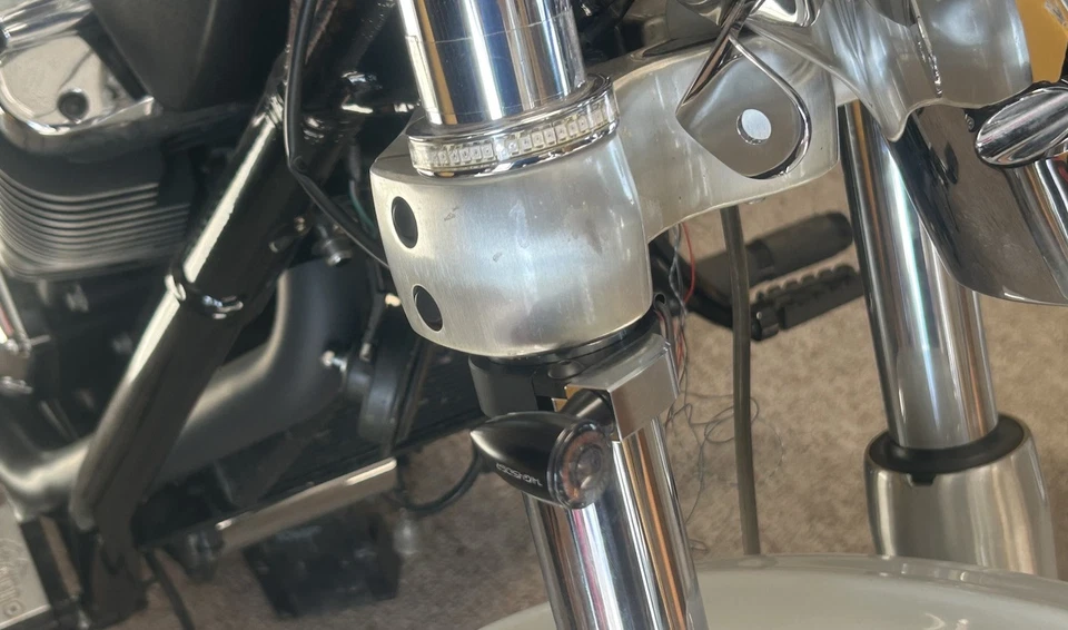 VICTORY 43MM FORK CLAMP LED FRONT TURN SIGNAL SET VEGAS GUNNER JACKPOT HIGHBALL - Image 2 of 4