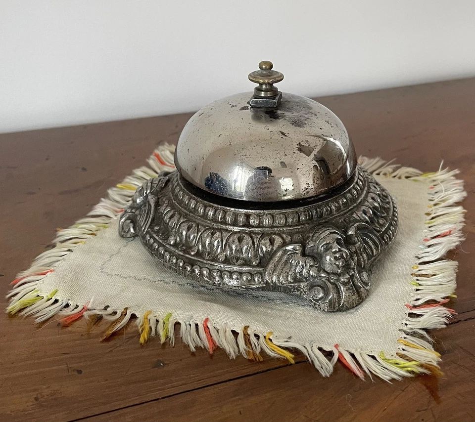 Sonnette De Table Ancienne En Métal Réception Hôtel Pension De Famille - Photo 2/4