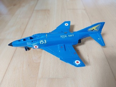 Dinky Toys Phantom II F-4K Royal Navy England 153 Kampfjet Flugzeug mit 2 Bomben