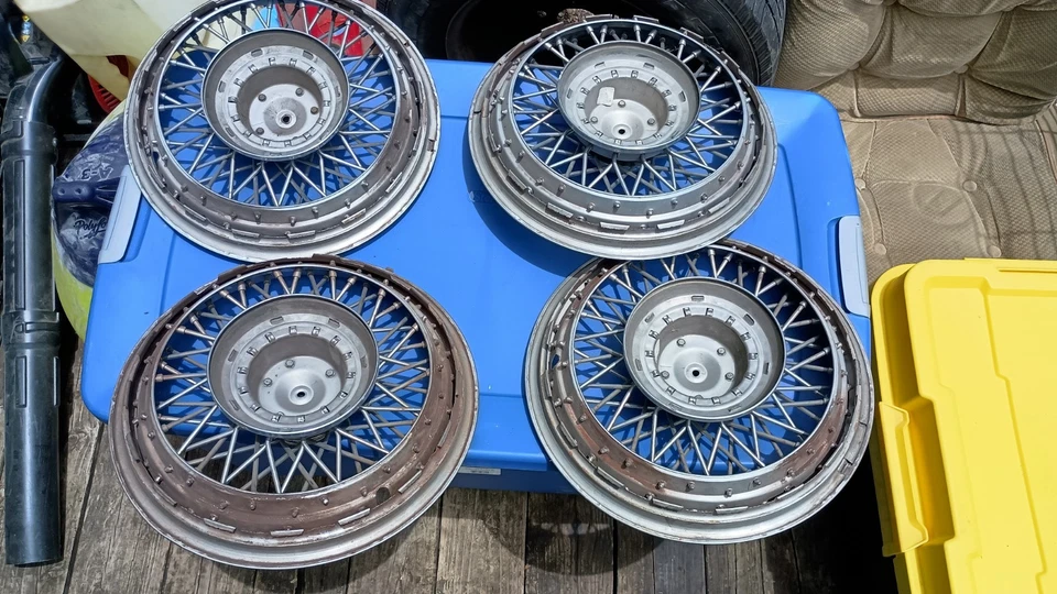 Juego de 4 tapacubos Oldsmobile Cutlass Supreme Wire 1978-1988 Foto 2 de 2