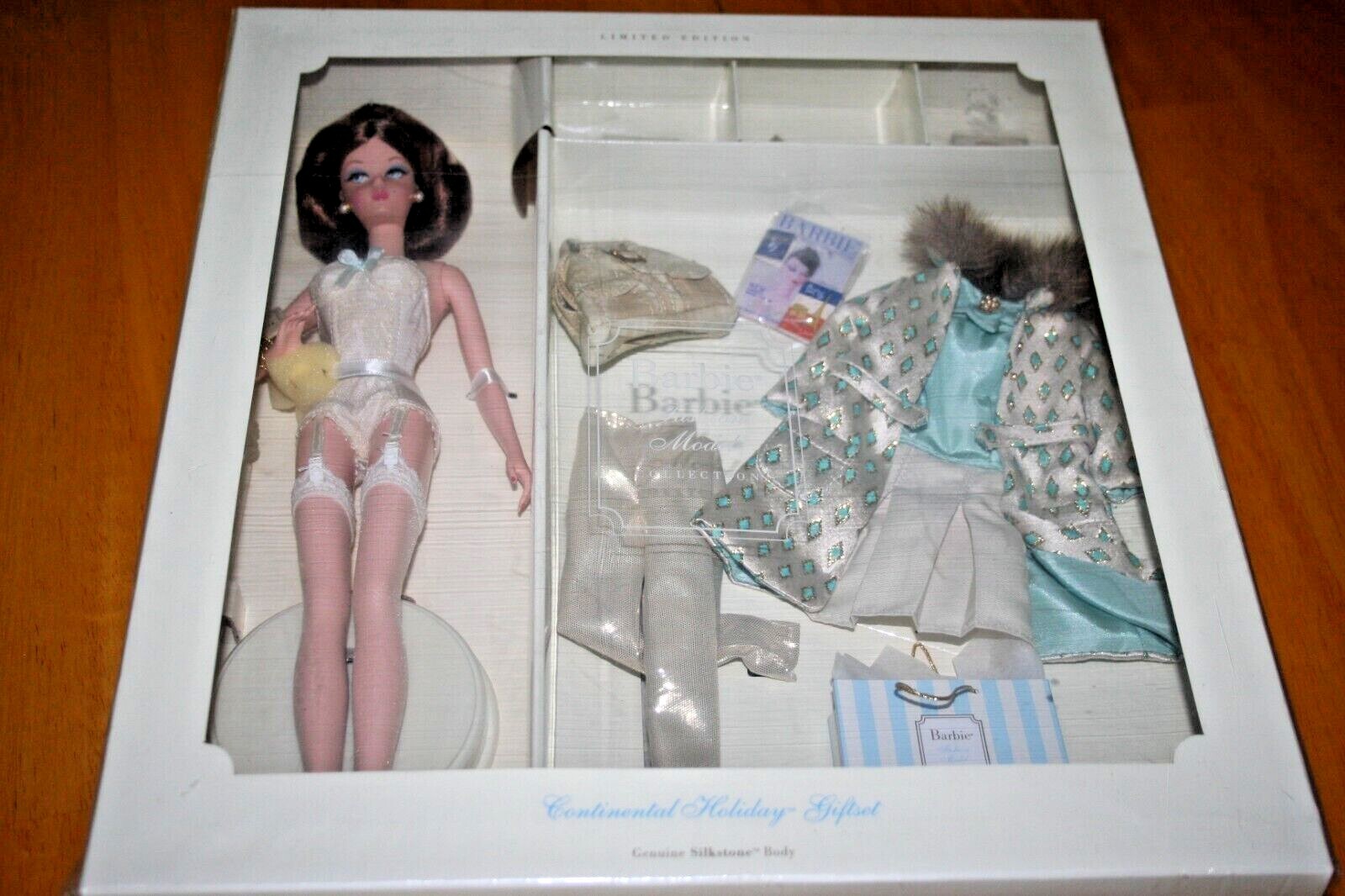 バービーFMCコンチネンタルホリデーアウトフィット+ マスカレードドール