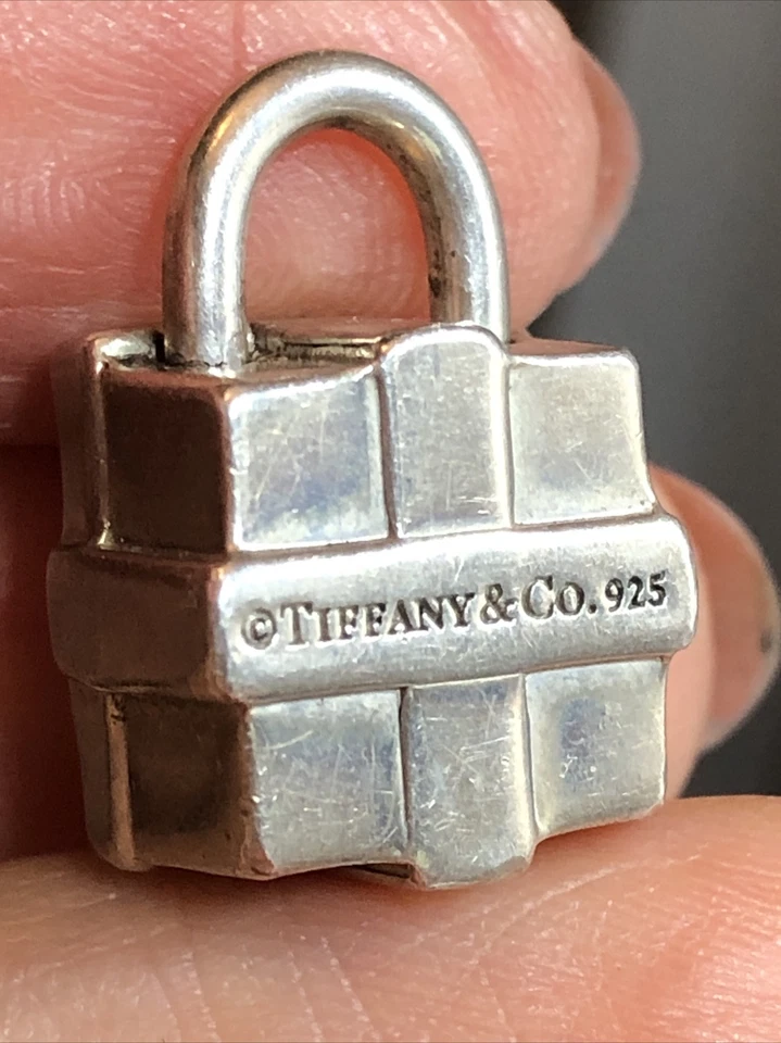 Tiffany & Co Plata Firma Caja de Regalo Candado Dije Colgante 14.8g, 3/4" x 1/2" Foto 2 de 4