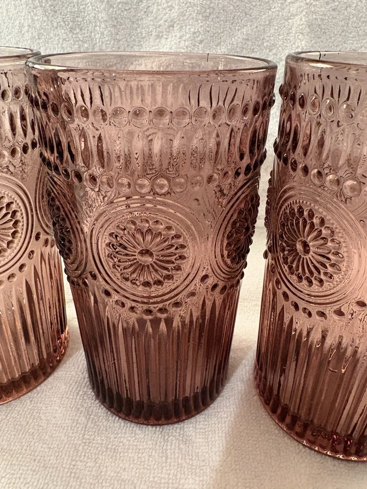 Vasos de vidrio en relieve The Pioneer Woman Adeline 16 onzas, juego de 3 amatistas Foto 3 de 4