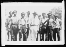 Foto: Grupo de hombres de la década de 1920 retrato al aire libre trabajadores todos los hombres foto