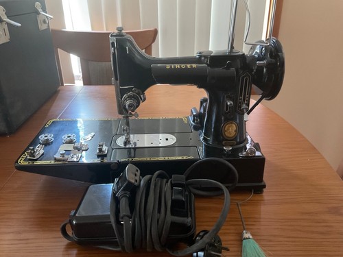 Singer 222k feather weight sewing machine - Picture 2 of 3