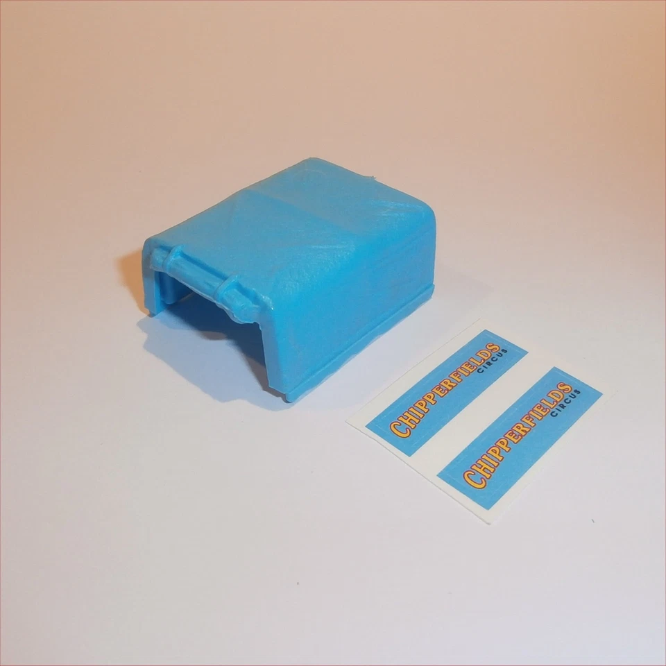 Corgi Toys Gift Set GS19 Land Rover Canopy with Chipperfields stickers - Image 2 of 4