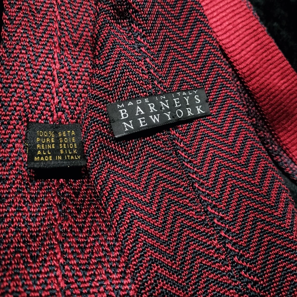 Gravata padrão zig zag azul marinho/vermelho. Barney's New York. Tecido de seda texturizada. - Imagem 3 de 4