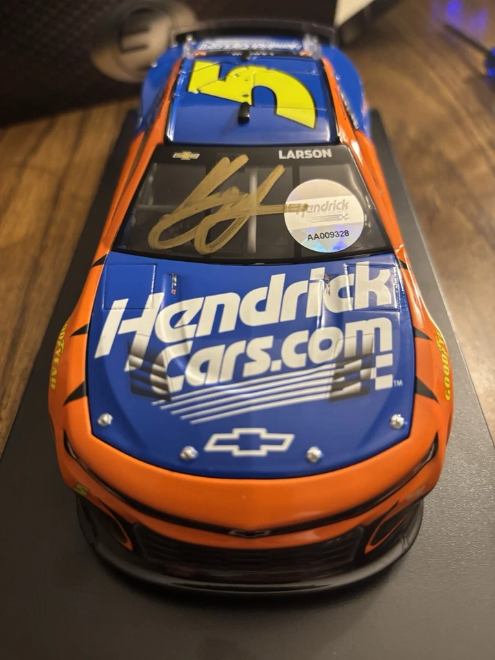 Kyle Larson HendrickCars Terry Labonte Throwback 2025 doble autografiado 1/24Elite Foto 2 de 4