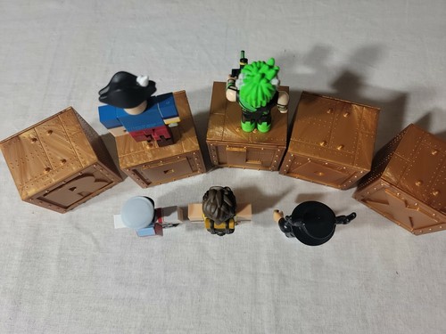 5 PC Set Roblox 2 3/4" Figure With Cubes - Picture 6 of 6
