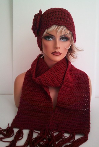 SET CAPPELLO E SCIARPA ROSSO MIRTILLO ALL'UNCINETTO FIORE BERRETTO BERRETTO DA SCI TAM - Foto 4 di 6