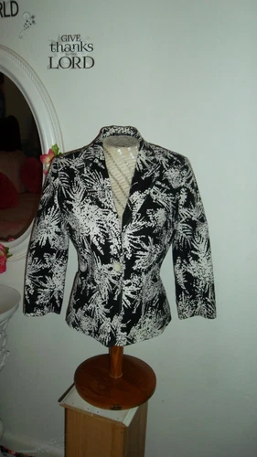 LIZ CLAIBORNE Blazer Size 6  BLACK & WHITE
