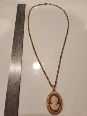 Avon Gold Tone Oval Cameo Portrait Pendant Necklace Brown & White Stone
